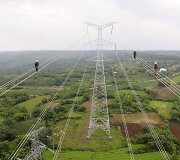 Darbininkai Kinijoje tikrina naujai nutiestą elektros liniją