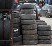 Padangų prekyba Gariūnų automobilių turguje
