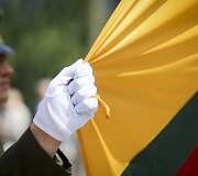 Valstybės vėliavos pakėlimo ceremonija Nepriklausomybės aik&scaron;tėje, Vilniuje