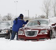 Detroite nuo automobilių valomas sniegas