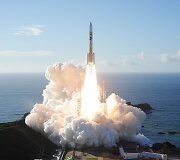 Jungtinių Arabų Emyratų zondas &bdquo;al Amal&ldquo; (&bdquo;Viltis&ldquo;) kyla i&scaron; Tanega&scaron;imos kosminio centro pietų Japonijoje. I&scaron;kėlimą organizuoja bendrovė &bdquo;Mitsubishi Heavy Industries&ldquo;.