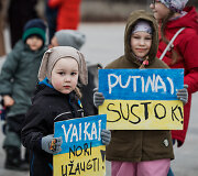 Lietuvos aktyvių moterų komiteto simbolinė akcija Vilniuje už Ukrainos vaikus