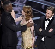 &bdquo;Mėnesienos&ldquo; aktorius Mahershala Ali ir &bdquo;Kalifornijos svajų&ldquo; aktoriai Emma Stone bei Ryanas Goslingas