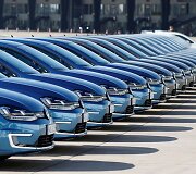 Naujieji &bdquo;Volkswagen&ldquo; e-Golf automobiliai Berlyne