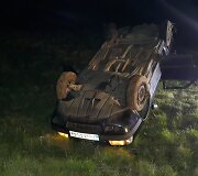 Apvirtusio &bdquo;Audi 80&ldquo; variklis liko burgzti, lempos liko degti.