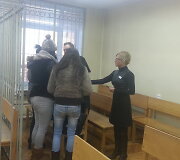 Kaltinamieji slėpė savo veidus.