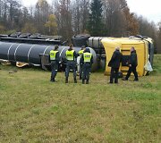 Vengdamas susidūrimo su lengvuoju automob, vilkikas su cisterna nuslydo nuo kelio ir apvirto 