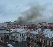 Dūmai veržiasi i&scaron; 4 auk&scaron;tų namo Pranci&scaron;konų gatvėje pastogės