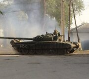 Miesto gatvėmis važinėjantis tankas