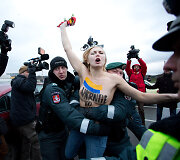 Prie "Litexpo" parodų rūmų Vilniuje sulaikyta "Femen" pusnuogė aktyvistė