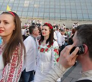 Ukrainiečiai tradiciniais rūbais demonstravo vienybę Kijevo gatvėse