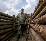Ukrainos prezidentas Petro Poro&scaron;enka apkasuose netoli Mariupolio