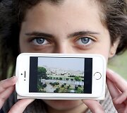 Migrantė Haya i&scaron; Sirijos rodo savo miesto nuotrauką