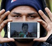 Migrantas Nazaras i&scaron; Irako rodo savo dukros Shehedos nuotrauką