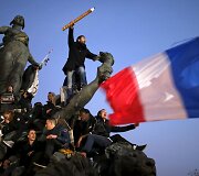 Palaikymo akcijoje susirinkę prancūzai po &bdquo;Charlie Hebdo&ldquo; redakcijos atakos