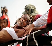 Filipinuose tikintieji kra&scaron;tutinėmis priemonėmis atkartoja Kristaus nukryžiavimą