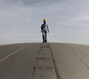 Darbuotojas ant naftos rezervuaro Kinijoje