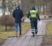 &Scaron;iaulių policija drausmino per pertraukas rūkančius paauglius