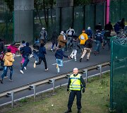 Migrantai bėgantys link Eurotunelio Prancūzijoje nekreipia dėmesio į policininką