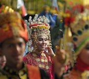Indoneziečiai dėvintys tradicinius tautinius rūbus