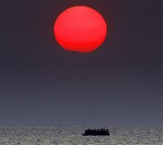 Migrantų valtis, plaukianti į Graikiją