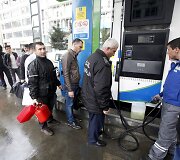 Turkijoje dingus elektrai žmonės laukia eilėje įsipilti degalų.