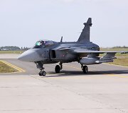 &Scaron;iauliuose nusileido Vengrijos kariai su 4 naiktuvais