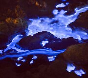 &Scaron;alia Kawah Ijen ugnikalnio teka mėlyna lava