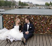 Jaunavedžių pora i&scaron;naudoja paskutinį &scaron;ansą nuotraukai &scaron;alia spynelių.