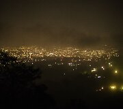 San Salvadoro miestas naktį.
