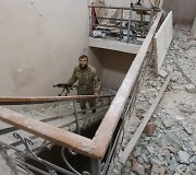 Ukrainos kariai patruliuoja prie sugriautų namų &Scaron;irokine, Ukrainoje