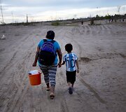 Peru pareigūnai per atliekamas operacijas naikina nelegalias aukso kasyklas