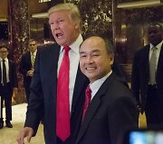 Donaldas Trumpas susitinka su Masayoshiu Sonu