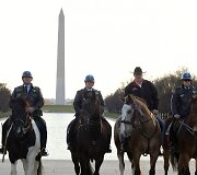 Naujasis JAV vidaus reikalų sekretorius į darbą atjojo arkliu