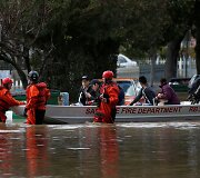 Persipildžius užtvankai &Scaron;iaurės Kalifornijos gyventojai ruo&scaron;iasi potvyniams
