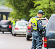 Rytinis reidas Vilniuje: ma&scaron;iną palikęs vairuotojas spruko nuo pareigūnų