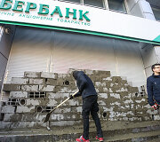 Kijeve simboli&scaron;kai užmūrytas Rusijos &bdquo;Sberbank&ldquo; pastatas, bankomatai apipurk&scaron;ti montavimo putomis