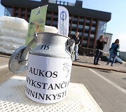 Nemokamo pieno dalijimo akcija prie Žemės ūkio ministerijos Vilniuje