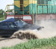 Lokomotyvas nudaužė pervažoje sustojusį automobilį