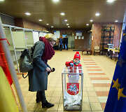 Piliečiai balsuoja antrajame Seimo rinkimų ture