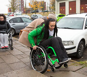 Sekmadienį balsavusiems neįgaliesiems teko įveikti tikrą kliūčių ruožą