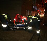 Medikai su policijos pagalba gabena gatvės miegalius į ligoninę