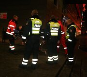 Medikai su policijos pagalba gabena gatvės miegalius į ligoninę