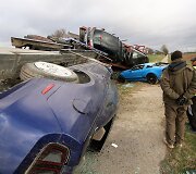 Prie Joni&scaron;kio nuo kelio nuvirto autovežis su &scaron;e&scaron;iais brangiais automobiliais