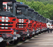 Ugniagesiams gelbėtojams perduotos naujos gaisrinės automobilinės cisternos ir lengvieji automobiliai