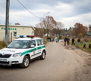 Vilniaus čigonų tabore dygsta naujos tvoros ir statiniai