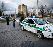 Sostinės Žirmūnų gatvėje policijos patrulių automobilis pateko į avariją