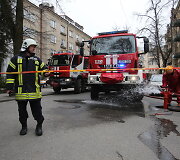 Specialiosios tarnybos atvyko prie Apeliacinio teismo ir ruo&scaron;iasi tikrinti patalpas, kuriose gali būti i&scaron;sipylę cheminės medžiagos