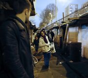 Romai i&scaron;keldinami i&scaron; nelegalios stovyklos Paryžiuje