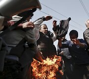 Migrantai Idomeni stovykloje i&scaron; nevilties bando pasidegti